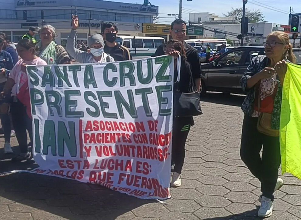 Pacientes con cáncer marchan en Santa Cruz
