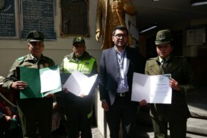 Reconocimiento a policías por controlar incendio en Oruro