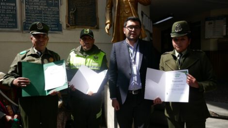 Reconocimiento a policías por controlar incendio en Oruro
