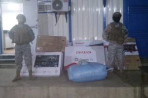 Contrabando en Tarija: Base naval Bermejo incauta televisores y ropa usada