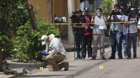 Investigadores de la Policía Boliviana recogen los casquillos de las balas disparadas en un ataque armado en Santa Cruz