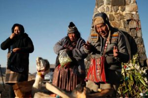 Familias bolivianas ofrendan a la Pachamama por estabilidad