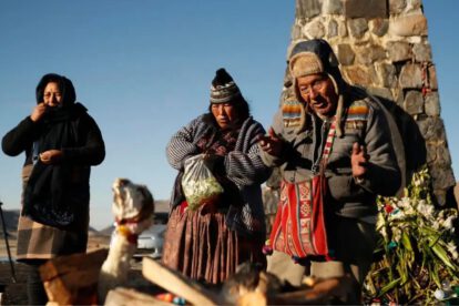 Familias bolivianas ofrendan a la Pachamama por estabilidad
