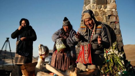 Familias bolivianas ofrendan a la Pachamama por estabilidad