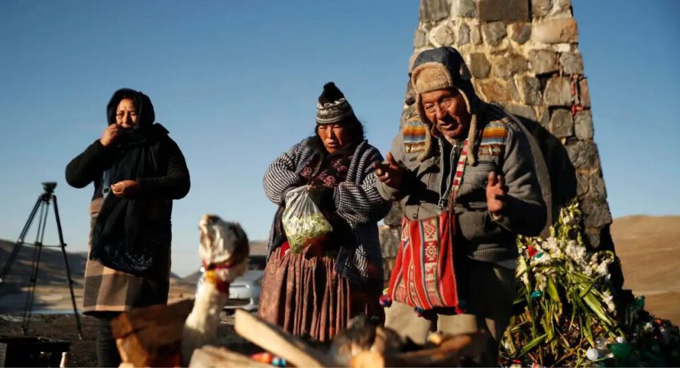 Familias bolivianas ofrendan a la Pachamama por estabilidad