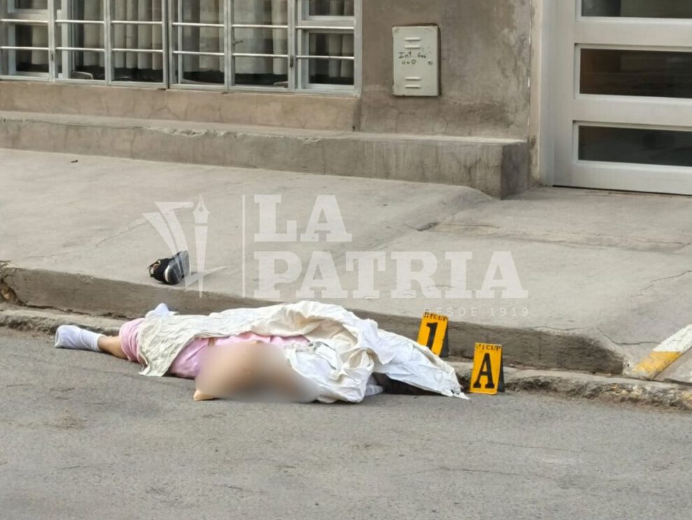 Mujer fallece tras lanzarse desde la azotea en Oruro