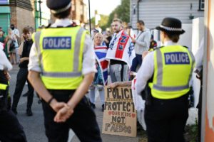 Protestas en Reino Unido contra alojamiento de migrantes