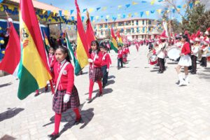 Vinto 72 aniversario con desfile cívico