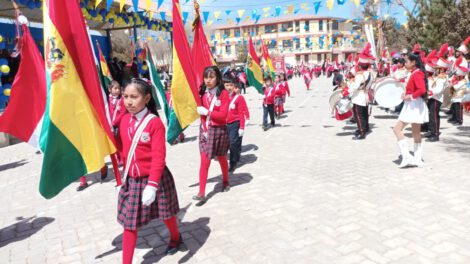 Vinto 72 aniversario con desfile cívico