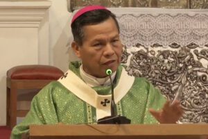 Iglesia pide a candidatos dejar insultos y priorizar propuestas en balotaje