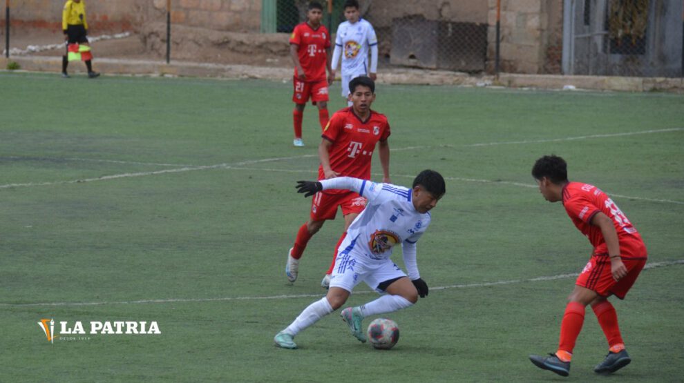 AFIZ regresa al fútbol orureño con derrota en su debut frente a Escara