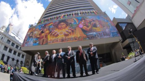 Mural del Bicentenario titulado 'Madre Tierra' en La Paz