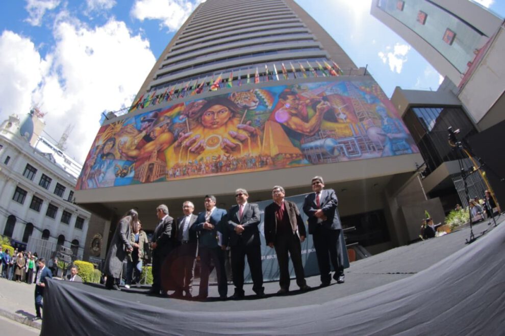 Mural del Bicentenario titulado 'Madre Tierra' en La Paz