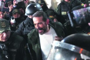 Luis Fernando Camacho aguarda otra audiencia mientras su familia espera su pronto retorno a Santa Cruz