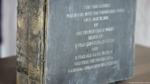 Cápsula del tiempo de la Princesa Diana abierta en Londres