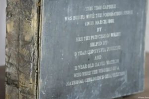 Cápsula del tiempo de la Princesa Diana abierta en Londres