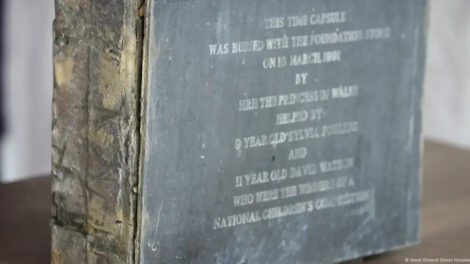 Cápsula del tiempo de la Princesa Diana abierta en Londres