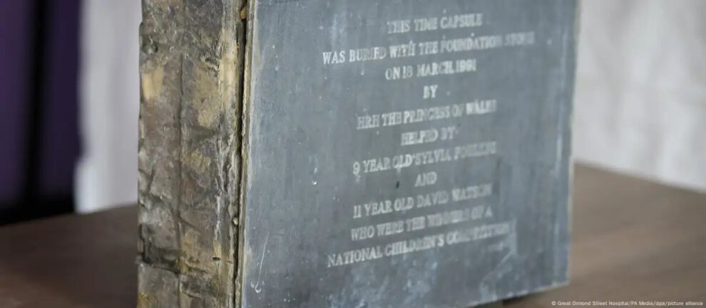 Cápsula del tiempo de la Princesa Diana abierta en Londres