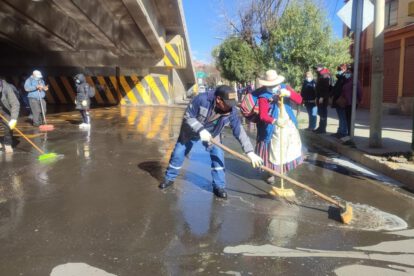 Limpieza parqueo Paso a Desnivel