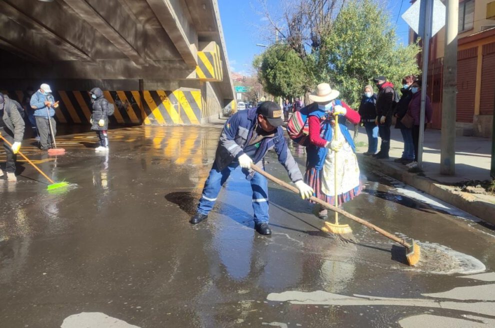 Limpieza parqueo Paso a Desnivel