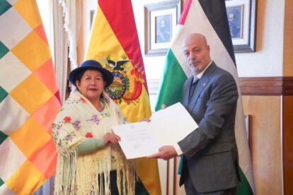 Embajadores de Francia y Palestina presentan copias de estilo en Bolivia