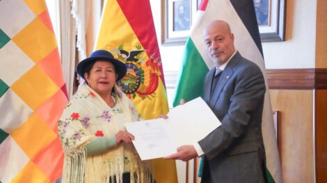 Embajadores de Francia y Palestina presentan copias de estilo en Bolivia