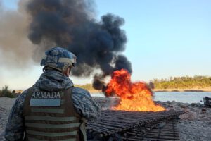 Contrabando en Bermejo: Armada boliviana destruye barcazas