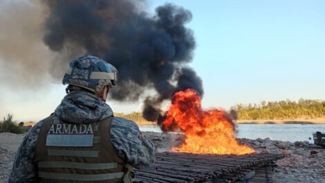 Contrabando en Bermejo: Armada boliviana destruye barcazas