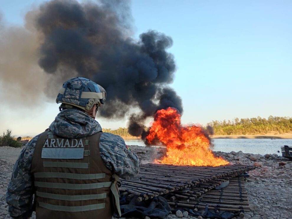 Contrabando en Bermejo: Armada boliviana destruye barcazas