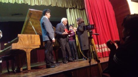 Crisólogo Quintanilla recibe la medalla al mérito por su trayectoria musical