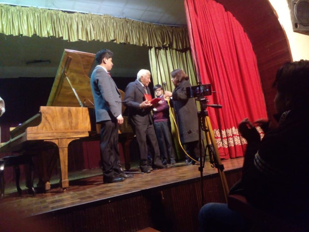 Crisólogo Quintanilla recibe la medalla al mérito por su trayectoria musical