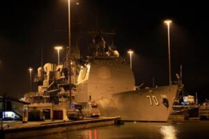 Buque lanzamisiles de EE.UU. cruza el canal de Panamá rumbo al Caribe