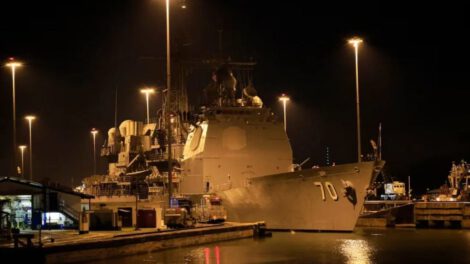 Buque lanzamisiles de EE.UU. cruza el canal de Panamá rumbo al Caribe