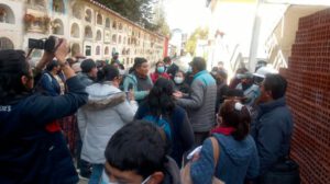 Confusión en entierros durante la pandemia en La Paz