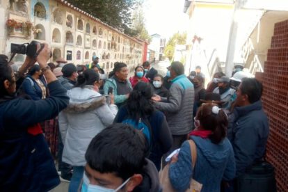 Confusión en entierros durante la pandemia en La Paz