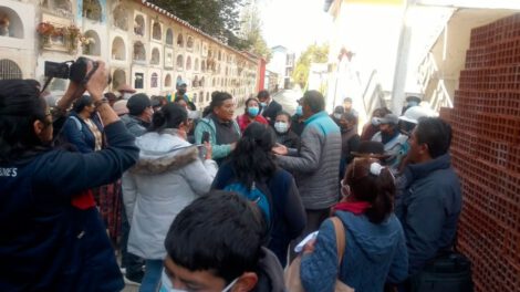 Confusión en entierros durante la pandemia en La Paz