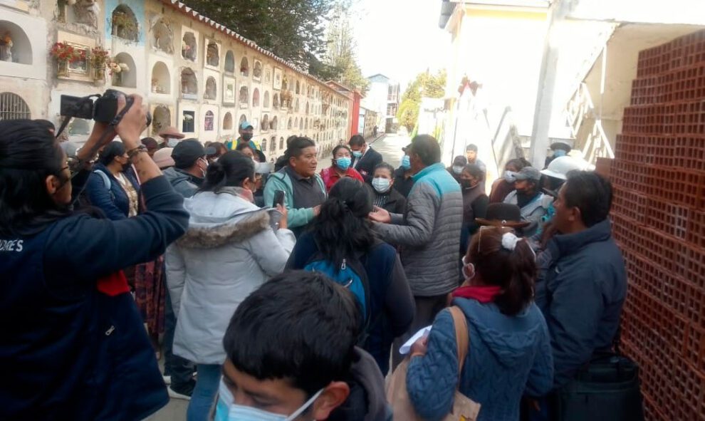 Confusión en entierros durante la pandemia en La Paz
