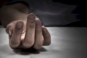 Motociclista muere atropellado mientras salva a dos menores