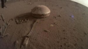 Aterrizaje InSight de la NASA en diciembre de 2022 que muestra el sismómetro en la superficie de Marte