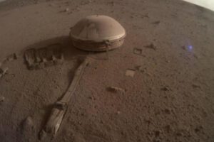 Aterrizaje InSight de la NASA en diciembre de 2022 que muestra el sismómetro en la superficie de Marte