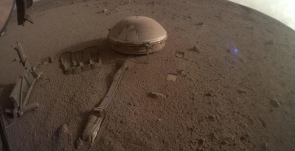 Aterrizaje InSight de la NASA en diciembre de 2022 que muestra el sismómetro en la superficie de Marte