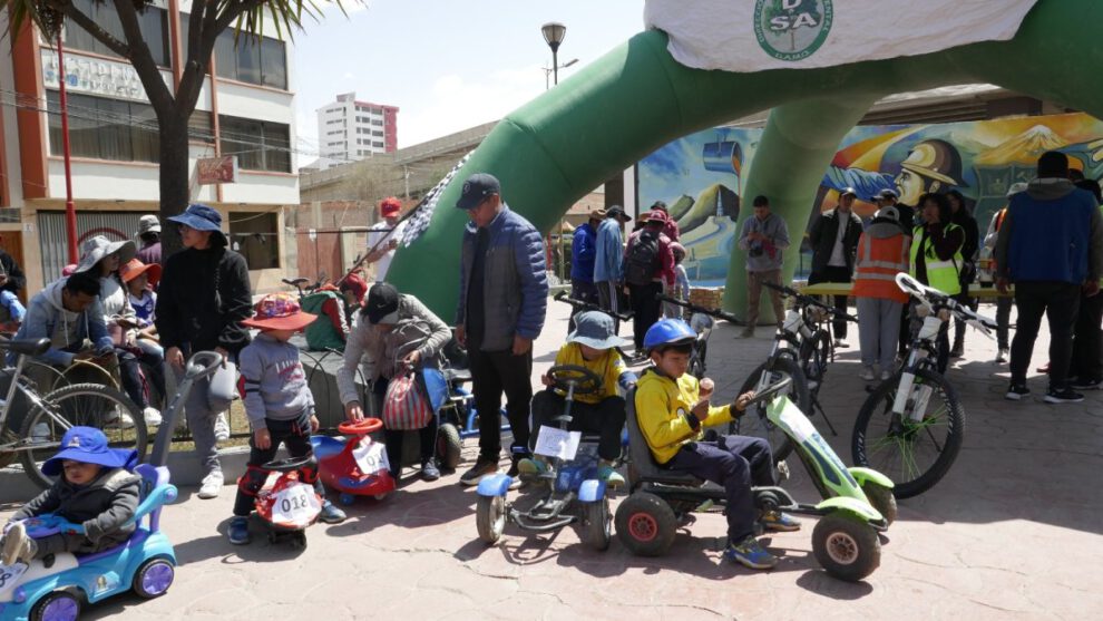 Carrera de Cochecitos Sin Motor en Oruro