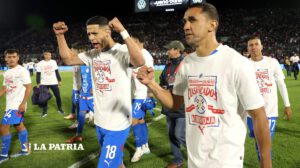 Celebran los jugadores de la selección paraguaya por su retorno a la competencia Mundial