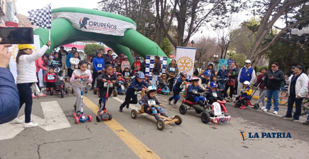 Día del Peatón Oruro con carrera de coches sin motor