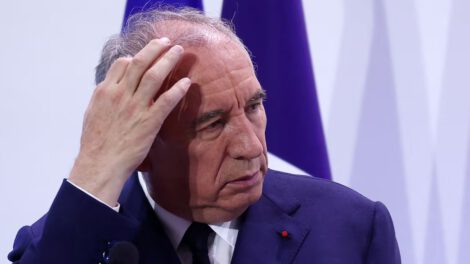 François Bayrou dimisión por recortes presupuestarios