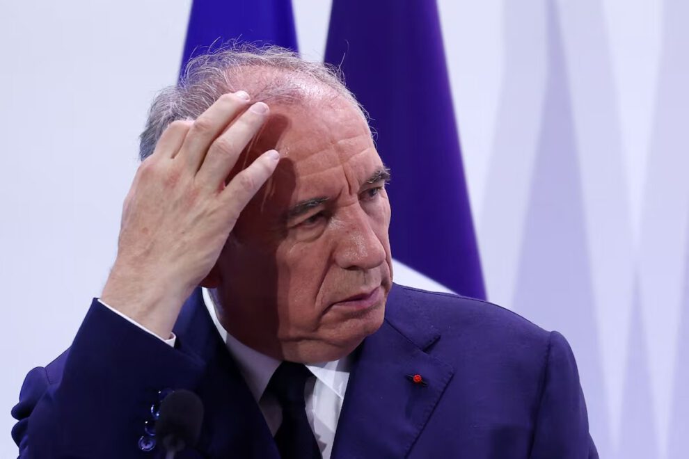 François Bayrou dimisión por recortes presupuestarios