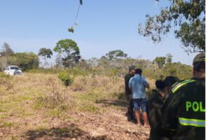 Cuerpos amarrados a un árbol en Porvenir