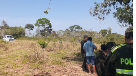 Cuerpos amarrados a un árbol en Porvenir