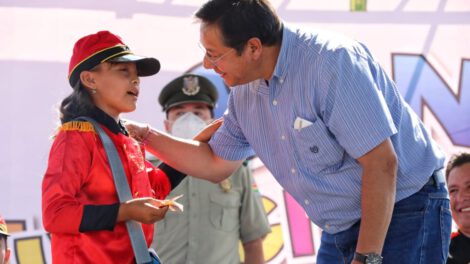 Bono Juancito Pinto entregado a estudiantes por el presidente Luis Arce