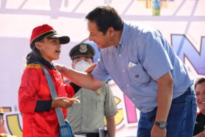 Bono Juancito Pinto entregado a estudiantes por el presidente Luis Arce